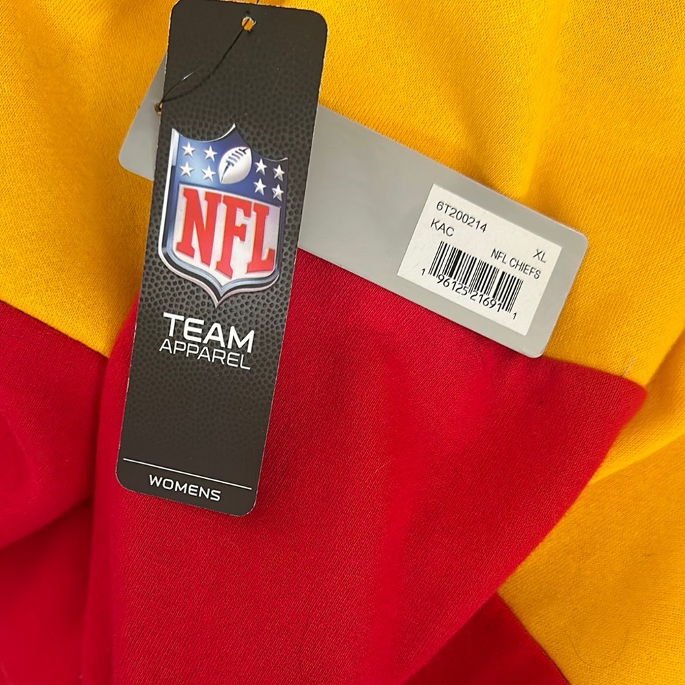 Women’s Chiefs Official Apparel Sweatshirt- - Picture 9 of 9